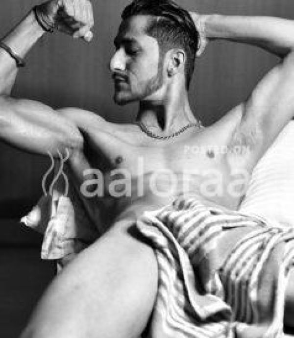I am real call boy male to female service available in Delhi